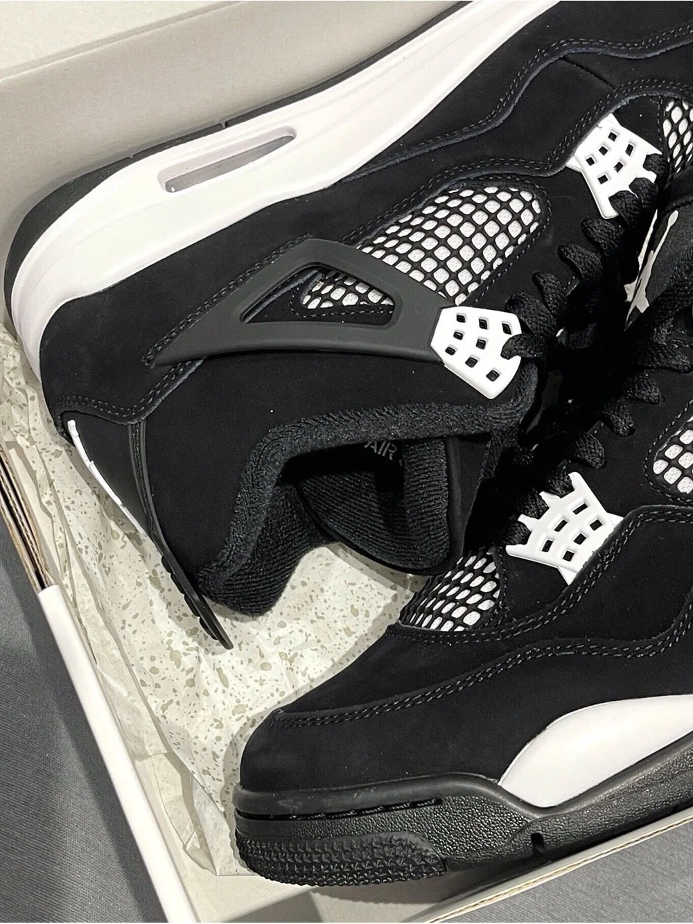 Air Jordan 4 Retro White Thunder.